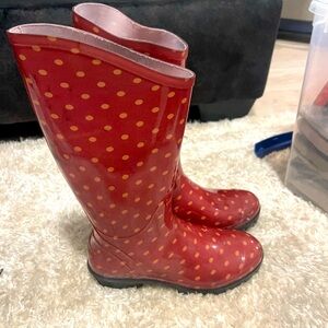 Colombia brand rain boots. In great condition.